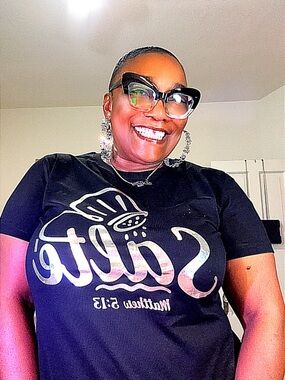 Black womans Graphic Tee with 'Salté' Script